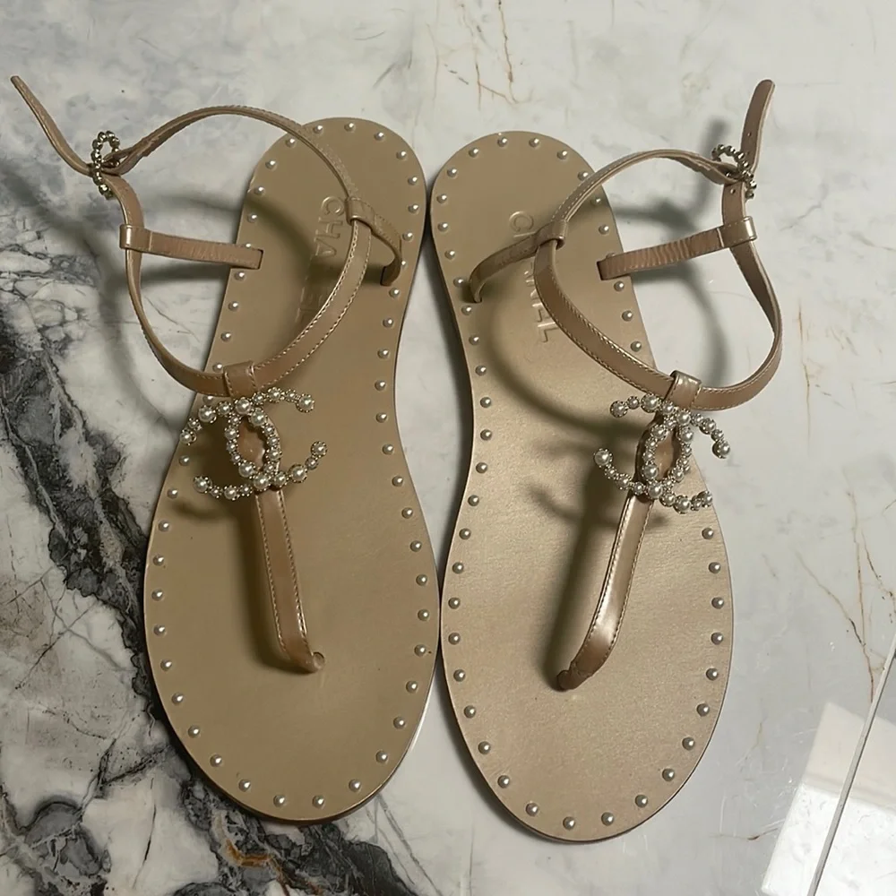 Chanel Nude & White Pearl Thong Flat Sandals🤍